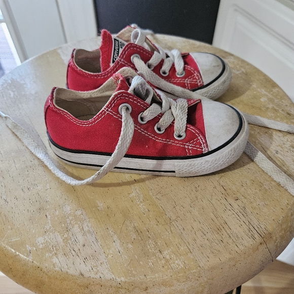 LITTLE BOY SIZE 6C RED CONVERSE TIE SHOES - Picture 3 of 4